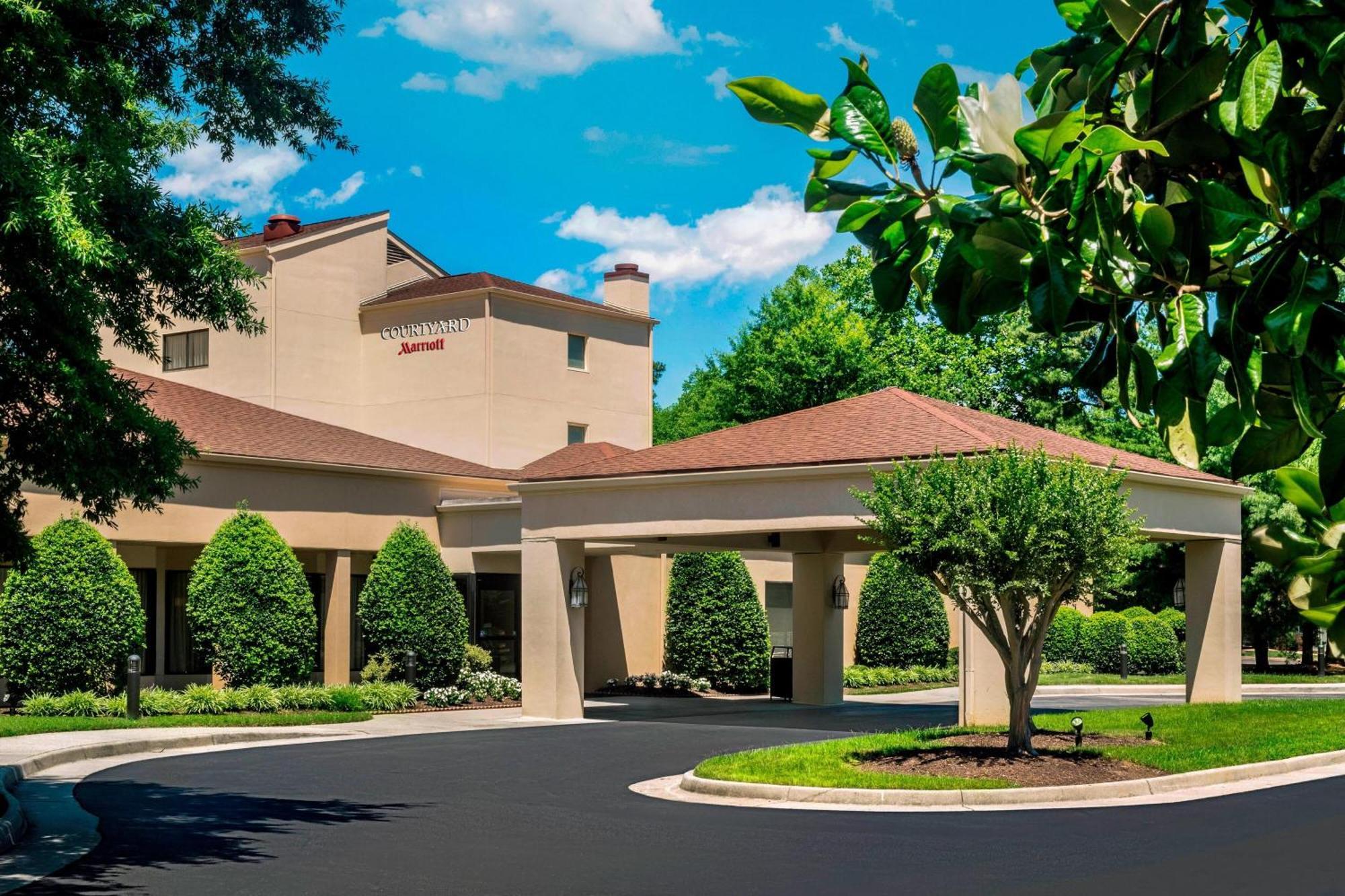Hotel Courtyard - Busch Gardens
